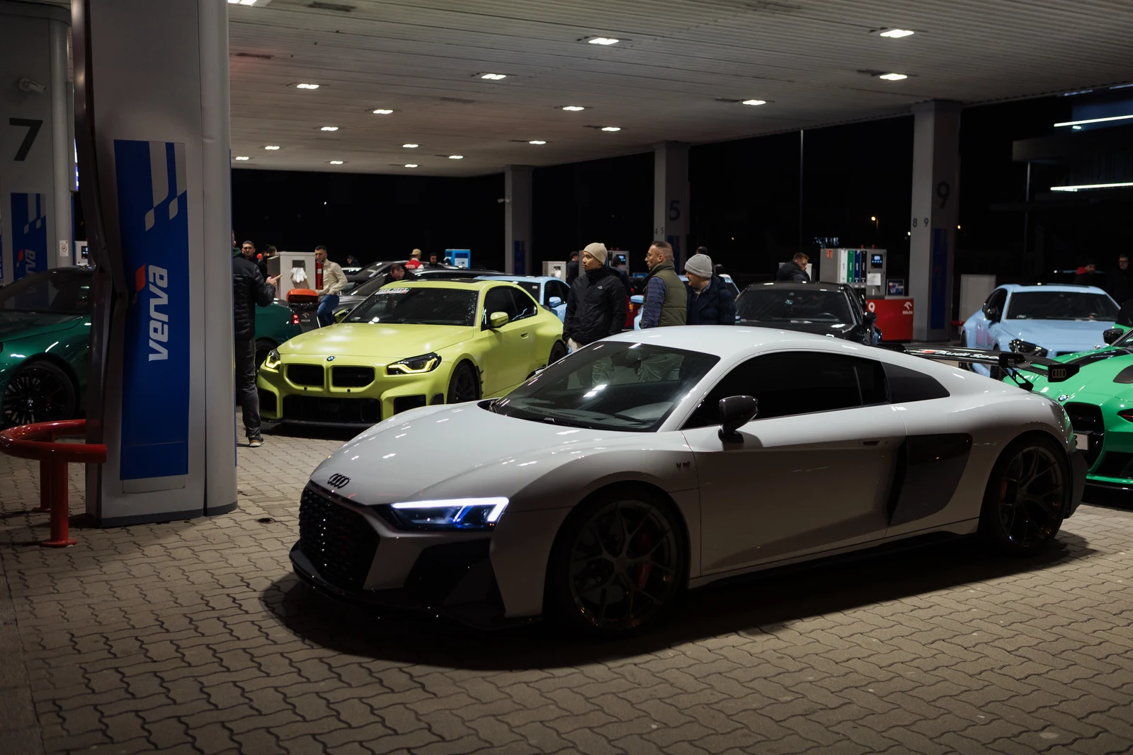 Ezüst Audi R8 egy NightDrive találkozón