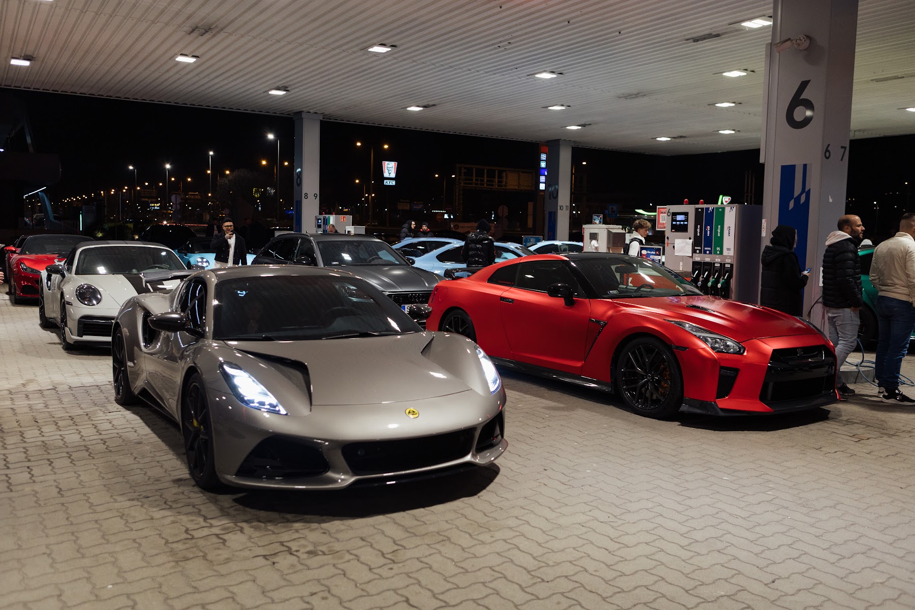 Ezüst és piros sportautók egy korábbi NightDrive találkozón