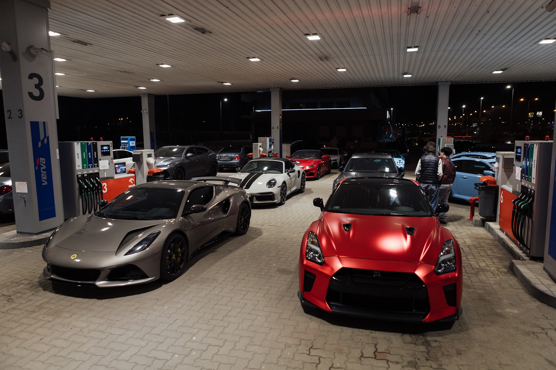 Sportautók és résztvevők egy NightDrive estén