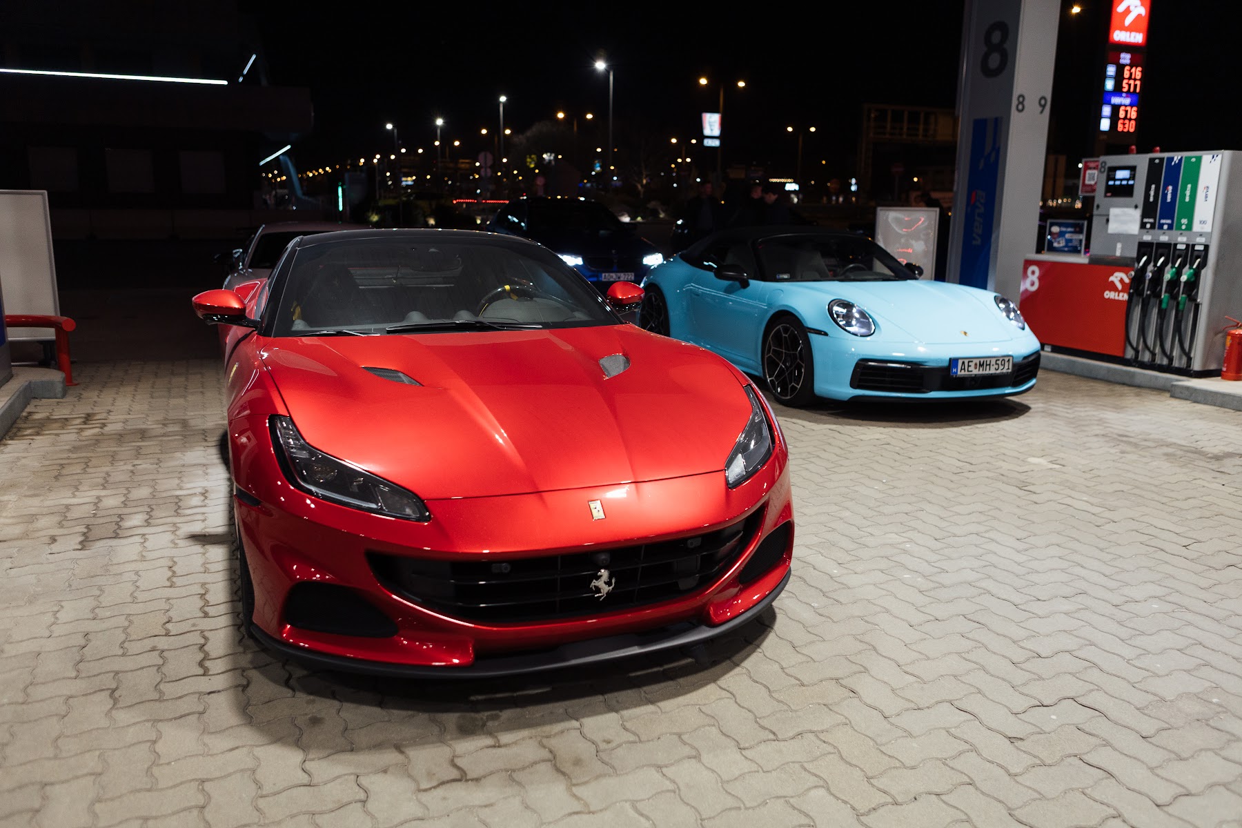 Piros sportautó egy NightDrive találkozón