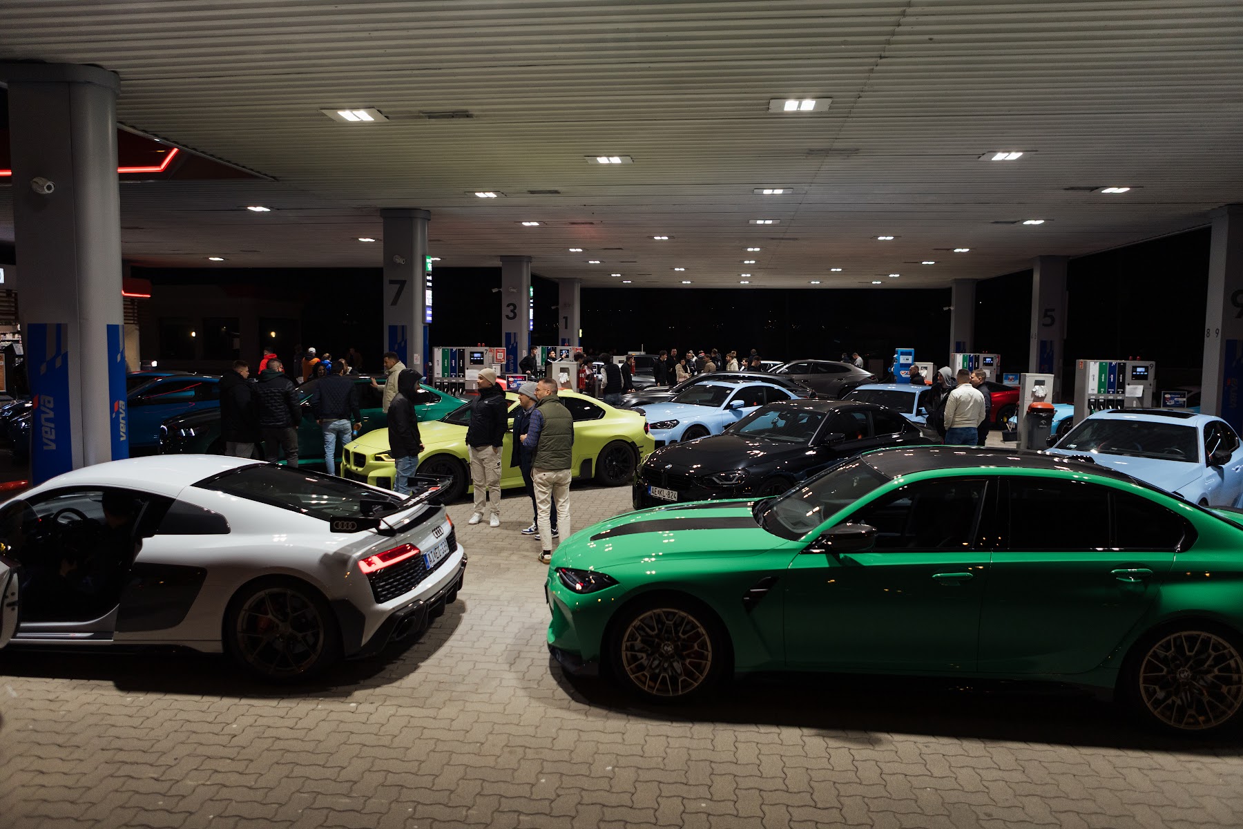 Kiállított autók és látogatók egy NightDrive estén