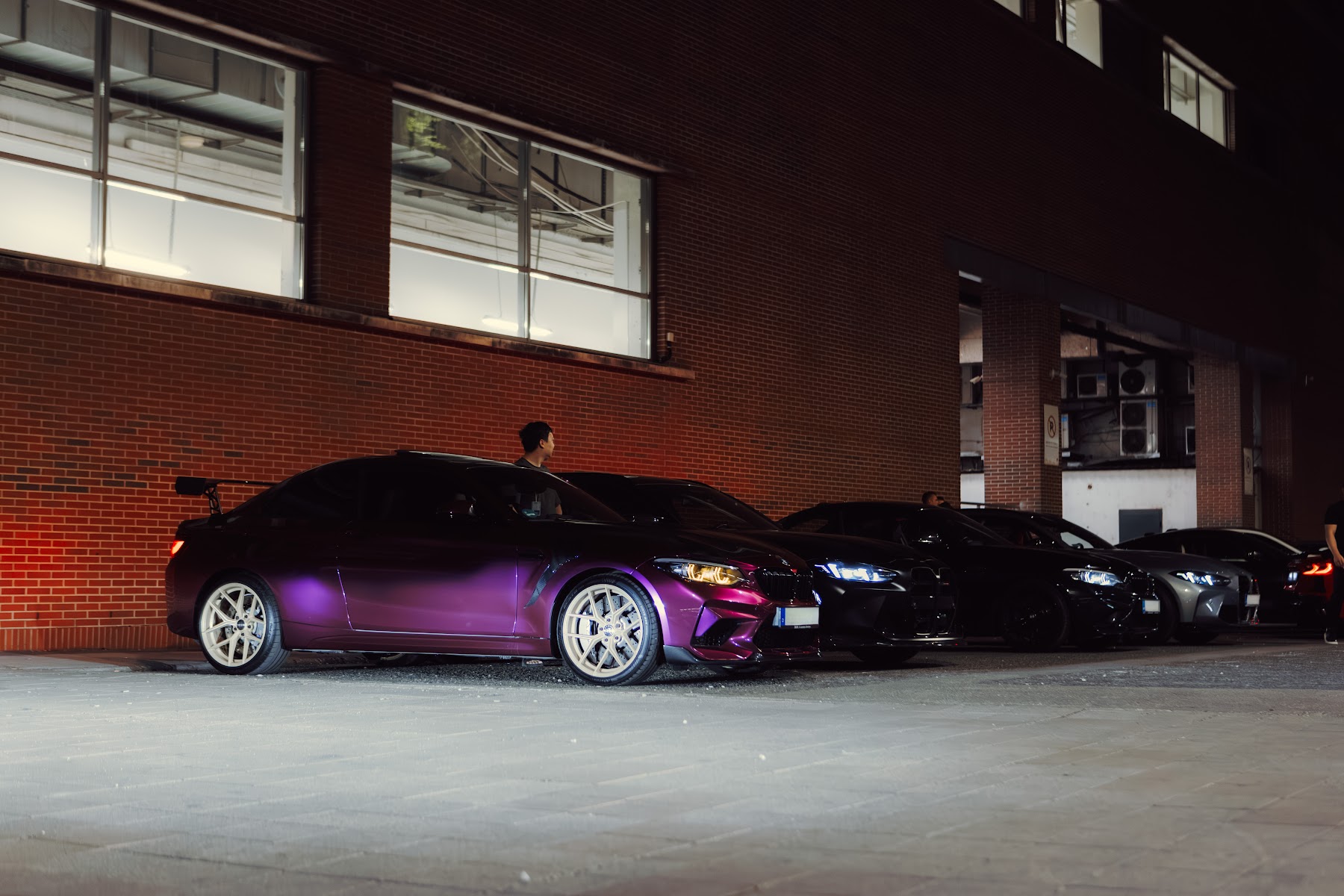 Színes autók éjszakai parkolóban egy korábbi NightDrive eseményen