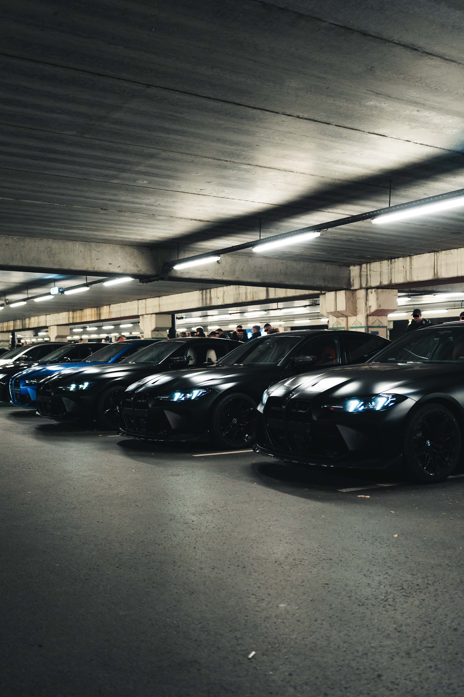 Sötét autók sora egy fedett NightDrive találkozón