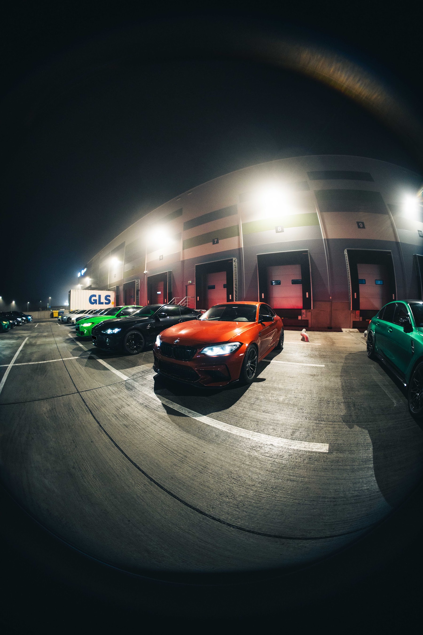 Autók sora ipari környezetben egy NightDrive estén