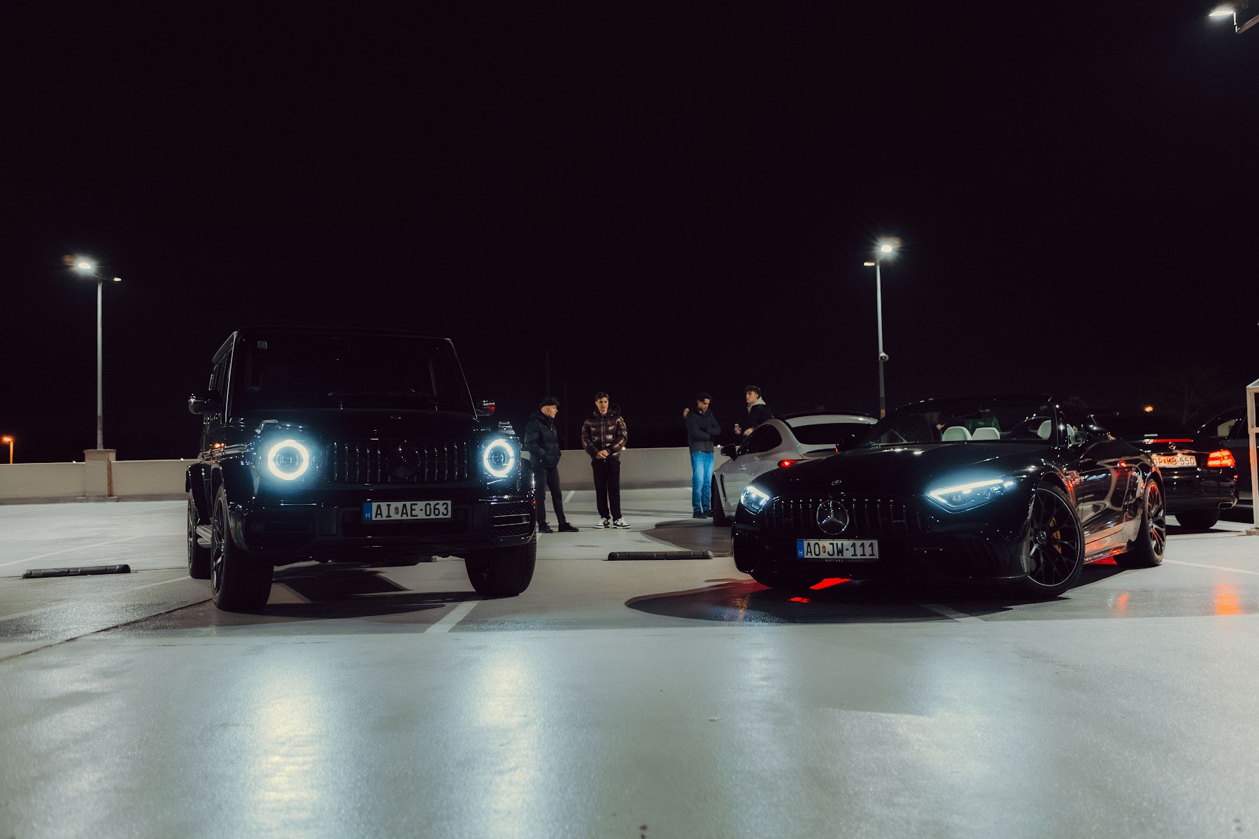 Két különleges autó esti parkolóban egy NightDrive találkozón