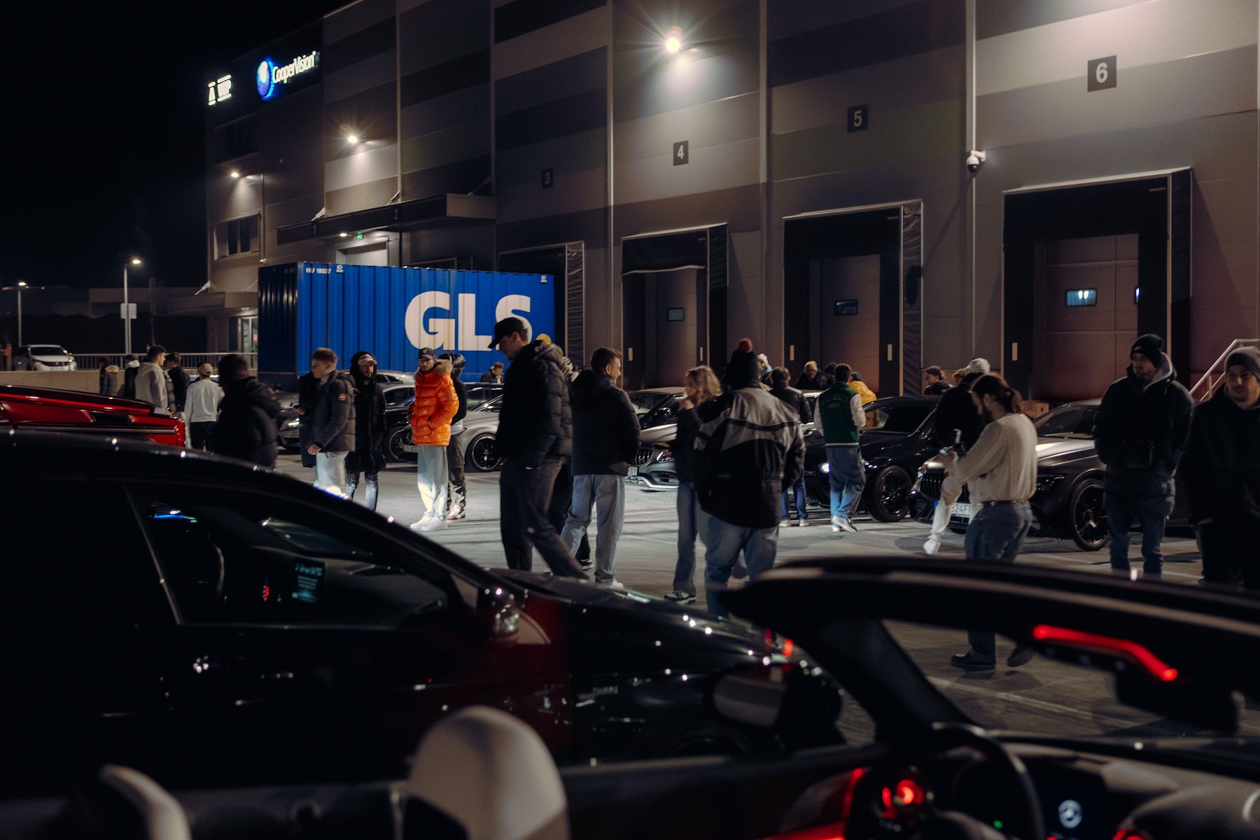 Résztvevők és autók egy korábbi NightDrive találkozón