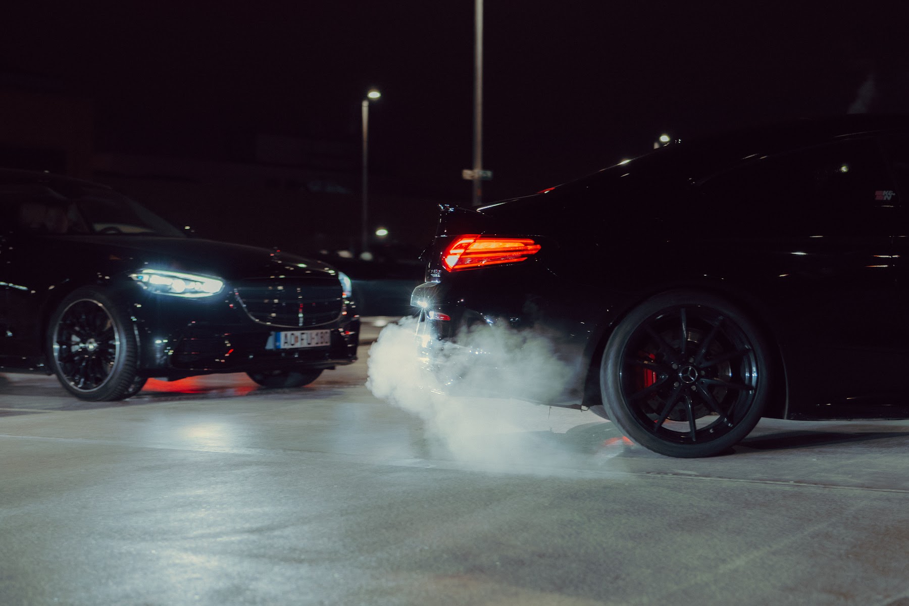 Autó füsttel és esti fényekkel egy korábbi NightDrive eseményen