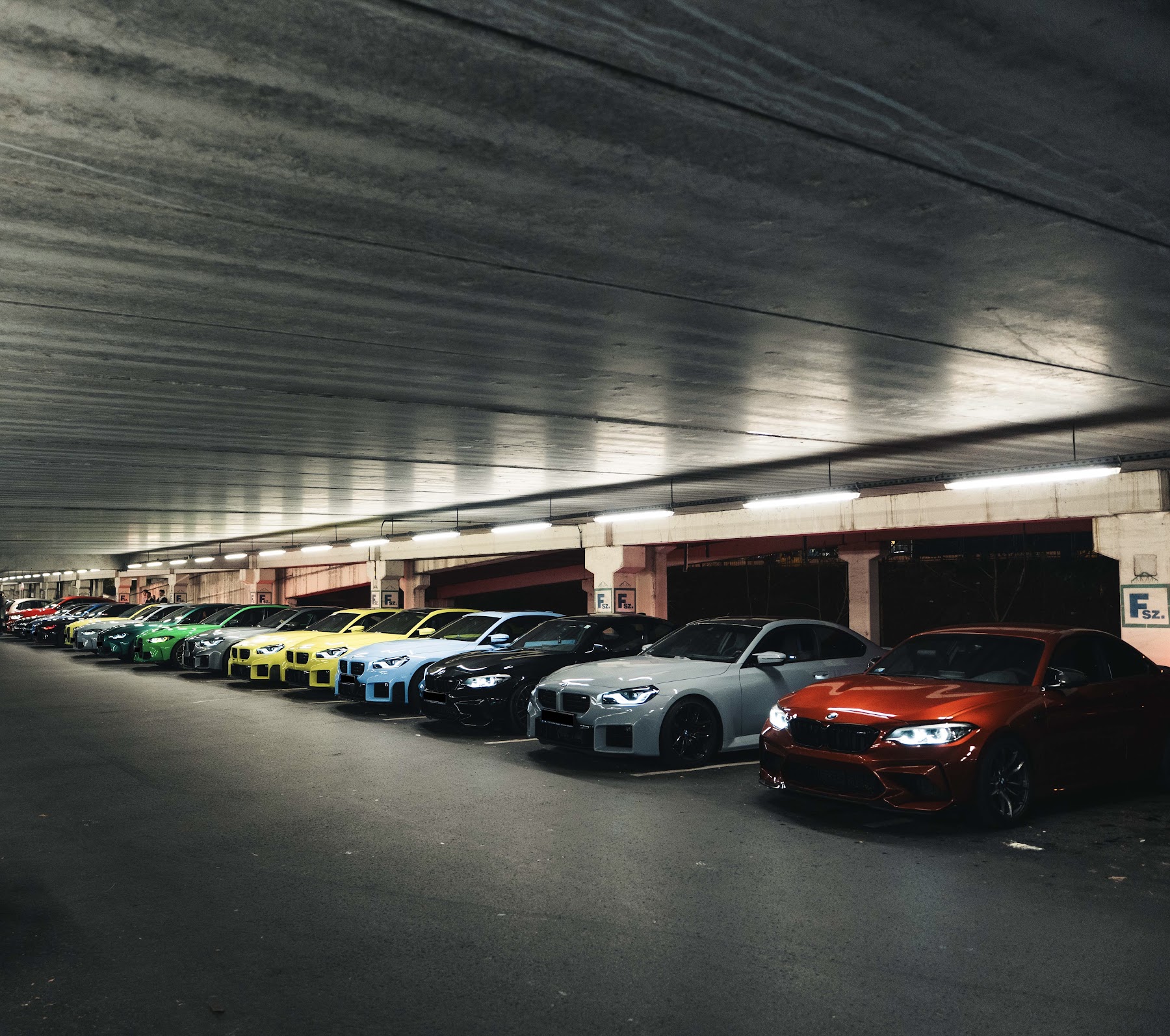 Hosszú autósor egy fedett NightDrive találkozón